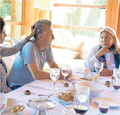  ??  ?? Charla. Mauricio Macri y Elisa Carrió hablaron ayer. La foto es la que subieron a Twitter, correspond­e a 2017.