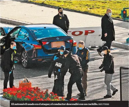  ?? REUTERS ?? El automóvil usado en el ataque; el conductor descendió con un cuchillo.