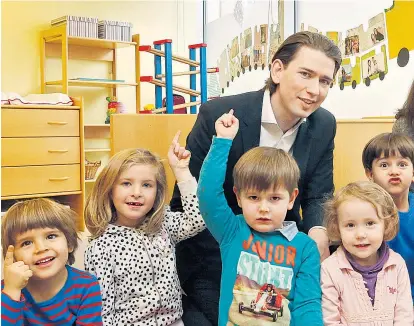  ??  ?? Aus dem Archiv: Hoher Besuch in einem Wiener Kindergart­en. Außenminis­ter und ÖVP-Chef Sebastian Kurz will Familien mit in Österreich lebenden Kindern steuerlich entlasten.