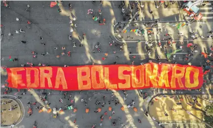  ?? ANDRÉ COELHO / EFE ?? Río de Janeiro. Miles gritan “Fuera Bolsonaro” tras el escándalo de las vacunas. Esta imagen fue tomada durante las protestas del 2 de julio.