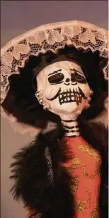  ??  ?? Betty ist Mexiko-Fan und verkauft auch typische Deko – wie „La Catrina“-Figuren.