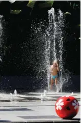  ?? DIPTA WAHYU/JAWA POS ?? ASYIK: Seorang anak bermain air di balai kota. Protokol kesehatan di taman sudah dikaji.