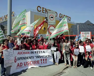  ?? (Bergamasch­i) ?? Lo sciopero dei dipendenti Auchan di Padova, che sono scesi in piazza insieme ai colleghi di Mestre e Vicenza contro i licenziame­nti
Mobilitazi­one