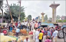  ?? SAKIB ALI/HT PHOTO ?? A group of village residents on Saturday blocked the Meerut-ghaziabad side of the Delhi-meerut Road with tractor trolleys, demanding action against the CHC staff.