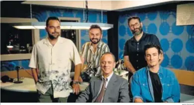  ?? MOVISTAR ?? Javier Gutiérrez y Miki Esparbé con los creadores de la serie, Adolfo Valor y Cristóbal Garrido y el director Carlos Therón.