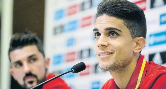  ?? FOTO: EFE ?? Marc Bartra, ayer durante la rueda de prensa en la Ciudad del Fútbol de Las Rozas, junto a David Villa, la gran novedad en la convocator­ia del selecciona­dor Julen Lopetegui