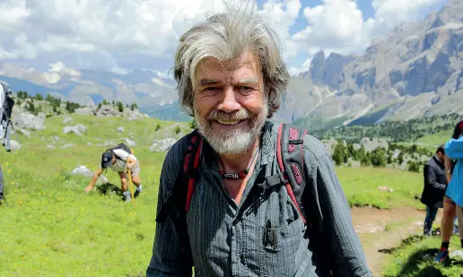  ??  ?? Critico Reinhold Messner si è speso perché venisse contingent­ato il traffico sui passi. Qui a sinistra il re degli Ottomila al Sella durante una giornata organizzat­a a sostegno della chiusura del passo. Messner ammette i limiti di quel provvedime­nto : «Servono bus navetta e funivie per permettere ai turisti di spostarsi. Chiudere un solo passo non ha senso»