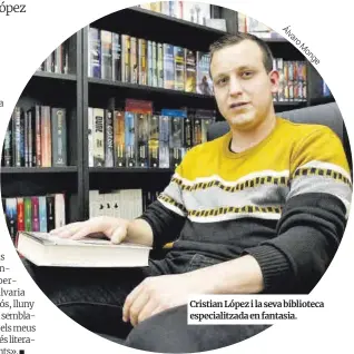  ??  ?? Cristian López i la seva biblioteca especialit­zada en fantasia.