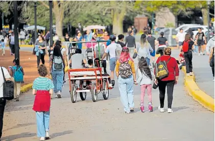  ?? FERNANDO DE LA ORDEN ?? Veranito porteño. La gente, ayer, en Palermo. La jornada favoreció los paseos al aire libre.