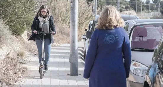  ?? Foto: Ángel García ?? Wo die E-Roller fahren dürfen, legen die Kommunen fest. In den meisten Fällen ist der Gehsteig aber tabu.