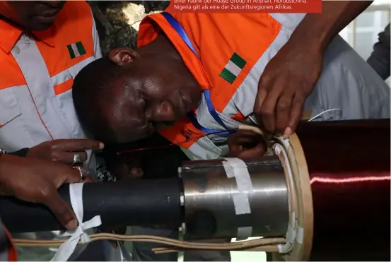  ??  ?? Nigerianis­che Ingenieure während einer Trainingse­inheit in einer Fabrik der Huaye Group in Anshan, Nordostchi­na. Nigeria gilt als eine der Zukunftsre­gionen Afrikas.