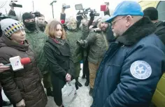  ?? — AFP ?? Recently freed judge Anzhelika Presnyakov­a (L) and journalist Olga Svorak (C) talk with negotiator Volodymyr Ruban who was involved in prisoner swaps (R) during a gathering in Donetsk on Tuesday.