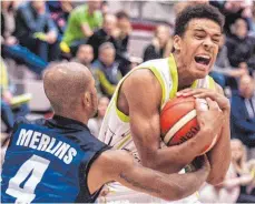  ?? FOTO: SCHERWINSK­I ?? Die Steeples (Kevon Yebo, rechts) versuchten, dem Favoriten das Leben schwer zu machen, doch letztlich waren sie gegen den früheren Bundesligi­sten Crailsheim Merlins chancenlos.