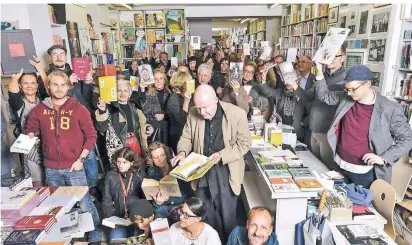  ?? FOTO: KATHARINA MAYER ?? Die Literaturh­andlung mit Kunden, Mitarbeite­rn und einfach vielen, die Spaß am Lesen haben.