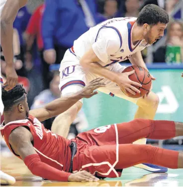  ?? [AP PHOTO] ?? Kansas guard Sviatoslav Mykhailiuk, back, steals the ball from Oklahoma guard Rashard Odomes during Monday’s game in Lawrence, Kan.