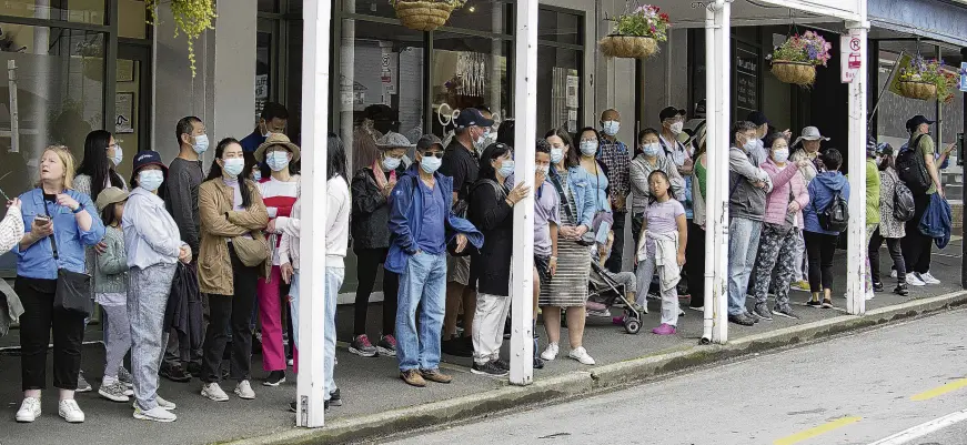  ?? PHOTO: GERARD O’BRIEN ?? High demand . . . Cruise ship passengers wait for a bus to take them from Port Chalmers to Dunedin yesterday morning.