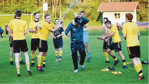  ?? Foto: Dirk Klos ?? Auch wenn der Aufstieg noch längst nicht klar ist: Kammlachs Trainer Manuel Neß kam nach dem 4:2-Sieg im ersten Relegation­sspiel gegen den 1. FC Sonthofen 2 nicht an der Bierdusche vorbei.