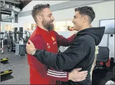  ?? Foto: X ?? El abrazo entre De Rossi y Dybala El ex medio ya dirigió ayer la sesión