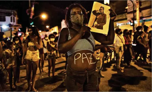  ?? Guito Moreto - 9.jun.21/agência O Globo ?? Manifestaç­ão após a morte de Kathlen Romeu, vítima de uma bala perdida no Rio de Janeiro