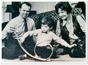 ??  ?? FOOTBALL HAD ME IN A SPIN: Oliver Holt as a boy, with his mum and dad, who took him to Stockport in 1979