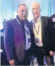  ??  ?? DIÁLOGO. Carlos Tábora, DT interino de Honduras, junto a Didier Deschamps, DT de Francia.