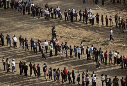  ?? BEN CURTIS, THE ASSOCIATED PRESS ?? Kenyans queue to cast their votes at dusk at a polling station in downtown Nairobi, Kenya, on Tuesday.