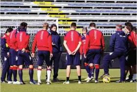  ??  ?? Il Cagliari a
lavoro nell’impianto di Is Arenas
vuoto Lo scenario sarà identico anche questo pomeriggio
durante la gara contro la
Samp che inizierà alle ore 15. Ieri per una forma
di protesta tutti i tesserati non hanno
parlato, tranne il dg...