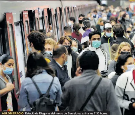  ??  ?? AGLOMERACI­Ó
Estació de Diagonal del metro de Barcelona, ahir a les 7.30 hores.