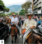  ??  ?? 3. Les manifestan­ts ont défilé hier en voiture, à moto, à vélo et même à cheval.