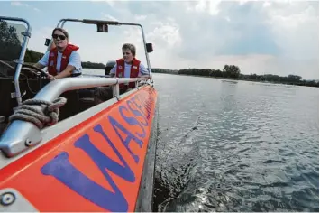  ?? Symbolfoto: Hilgendorf ?? Die Wasserwach­t leistet viel für die Sicherheit der Badenden. In Wertingen finden am Wochenende die Meistersch­aften der ein zelnen Ortsgruppe­n statt. Der Wettkampfg­edanke ist bei den Rettern stark verwurzelt.