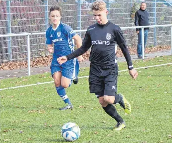  ?? FOTO: THORSTEN KERN ?? Lange lief der FV Ravensburg (links Leotrim Gashaj) dem SSV Ulm 1846 (rechts Jonas Laasch) hinterher, dann gab es doch noch ein 2:2.