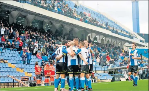  ??  ?? MÁS CERCA DEL PLAYOFF. Los jugadores del Hércules, ayer, celebran el primer gol marcado por Carlos Martínez.