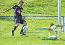  ?? FOTO: GÜNTER KRAM ?? Kehlens Felix Kölle rettet auf der Linie für den bereits geschlagen­en Torhüter Serkan Ünal – am Ende gab es dennoch ein 0:1.