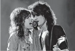  ??  ?? Gut 40 Jahre liegen zwischen den Bildern. Das neue ist von der jetzigen Abschiedst­our und zeigt Steven Tyler (links) und Joe Perry am Freitag vor 22 500 Zuschauern auf dem Münchner Königsplat­z.