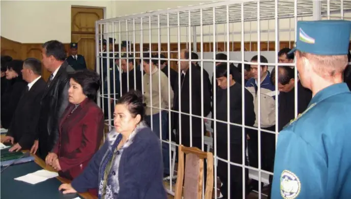  ??  ?? Oezbeken beschuldig­d van terrorisme aanhoren hun veroordeli­ng in de rechtbank van Tasjkent. © afp