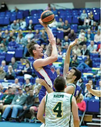  ?? Photos: Kevin Farmer ?? ON TARGET: Toowoomba Mountainee­rs centre Josh Derksen puts up a shot against Ipswich Force in his 90-88 win at USQ’s Clive Berghofer Recreation Centre on Saturday.