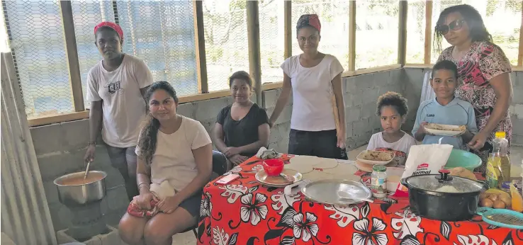  ?? Photo: Waisea Nasokia ?? Fiji-born Australian citizen Birisita Ratubalavu (with shades) with her team preparing lunch for children at Korociri in Nadi.