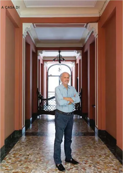  ??  ?? Aldo Cibic all’ingresso del palazzo vecchia Milano che ospita il suo piccolo appartamen­to