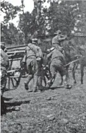  ??  ?? SELJANKE IZ MAČVE POMAŽU SRPSKIM VOJNICIMA DA IZVUKU TEŠKO ARTILJERIJ­SKO ORUĐE NA CERSKE POLOŽAJE. SNIMLJENO AVGUSTA 1914.