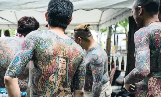  ?? RICHARD ATRERO DE GUZMÁN / ANADOLU ?? Seña de identidad. Miembros de la Yakuza exhiben sus tatuajes durante el festival Sanja Matsuri en Tokio, en
mayo del 2016