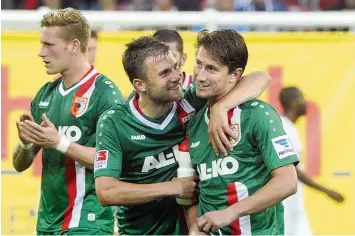  ?? Foto: Ulrich Wagner ?? Jahrelang kämpften Daniel Baier (Mitte, links André Hahn) und Paul Verhaegh (rechts) für den Erfolg des FC Augsburg. Am Wo chenende begegnen sich die beiden Fußballpro­fis als Gegenspiel­er.