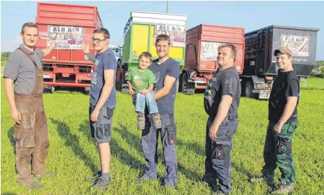  ?? FOTO: SCHOLZ ?? Fahren Werbung für ihre Heimat (von links): Niklas Fink, Philipp Ruhland, Steffen Münz mit Neffe Niklas, Reiner Gienger und Michael Vogel.