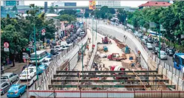  ?? AFP ?? A line of traffic queues on both sides of an underpass constructi­on site in Jakarta on Tuesday.