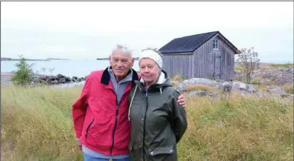  ??  ?? JURMOBOR ÅRET OM. Nu är det 20 år sedan Björn ”Nalle” Lindström och Agneta Andersson blev fast bosatta på Agnetas hemö Jurmo.