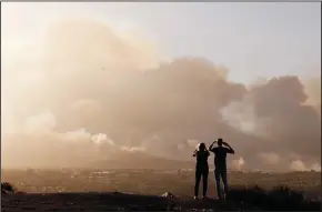  ?? AL SEIB/LOS ANGELES TIMES ?? Derek and Linda Oliver watch smoke from the fast moving Hill fire in Thousand Oaks on Thursday.