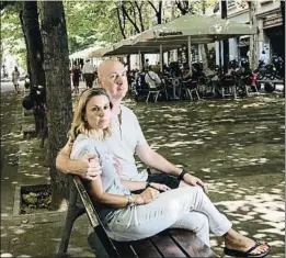  ?? ANA JIMÉNEZ ?? Fiona Wilson en la avenida Gaudí junto a su marido, Skigh