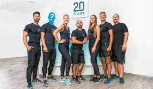  ??  ?? Das 20one-Team um Inhaber Seyfi (links) sucht Verstärkun­g! Dualstuden­ten, Azubis, Trainer – Interessie­rte können sich jetzt bewerben.