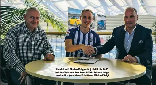  ??  ?? Hand drauf! Florian Krüger (M.) bleibt bis 2023 bei den Veilchen. Das freut FCE-Präsident Helge Leonhardt (r.) und Geschäftsf­ührer Michael Voigt.