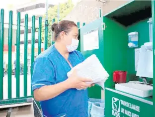  ?? ALBERTO HIERRO ?? Érika afirmó que durante esta emergencia sanitaria, el personal de higiene y limpieza del Seguro Social tiene un papel fundamenta­l.