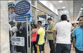  ??  ?? Ayer, en las oficinas de la ATM del centro comercial Albán Borja, se evidenció una gran cantidad de usuarios pagando infraccion­es de tránsito.